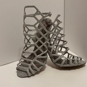 Madden Girl Directt Silver shoe